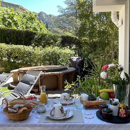 Frühstückspension Cosy Avec Terrasse Arboree, Cassis, Calme, Parking, A 10 Min Cassis
