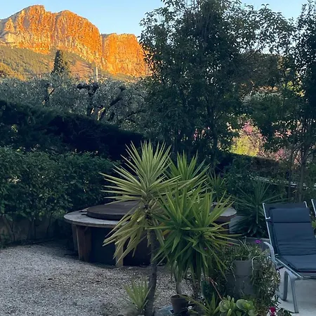 Couette-café Cosy Avec Terrasse Arborée, Cassis, Calme, Parking, à 10 Min Cassis